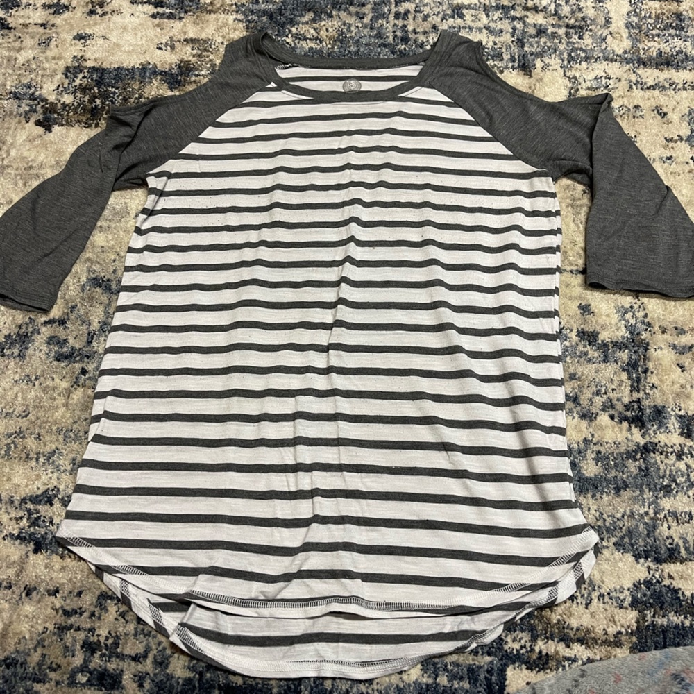 Gray three-quarter sleeve T-shirt